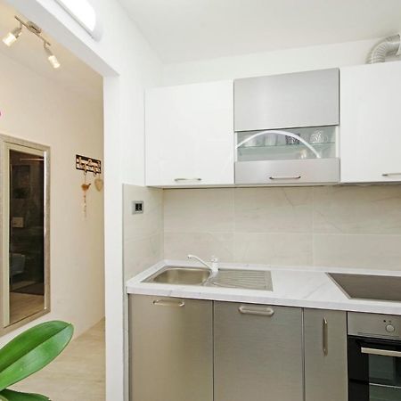 Split Symphony Garden: Modern, New Apartment Bagian luar foto