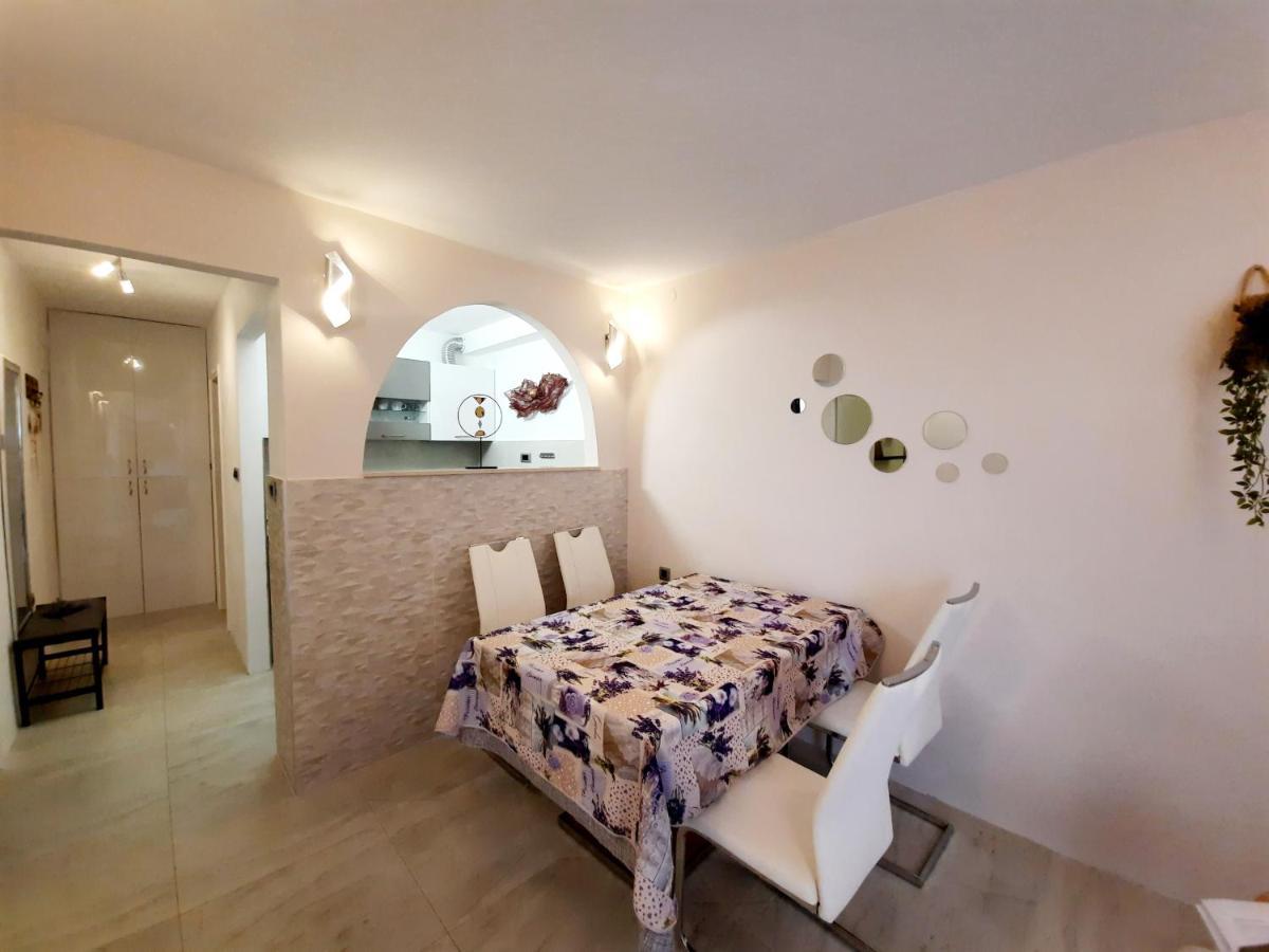 Split Symphony Garden: Modern, New Apartment Bagian luar foto