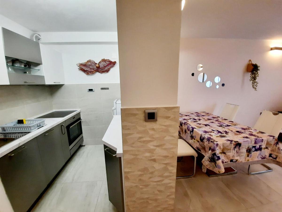 Split Symphony Garden: Modern, New Apartment Bagian luar foto