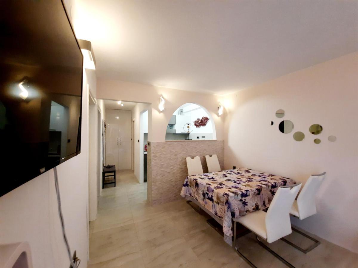 Split Symphony Garden: Modern, New Apartment Bagian luar foto