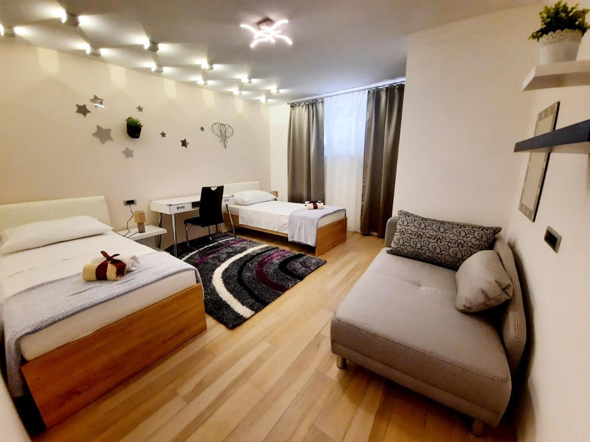 Split Symphony Garden: Modern, New Apartment Bagian luar foto