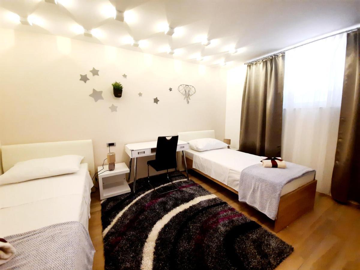 Split Symphony Garden: Modern, New Apartment Bagian luar foto