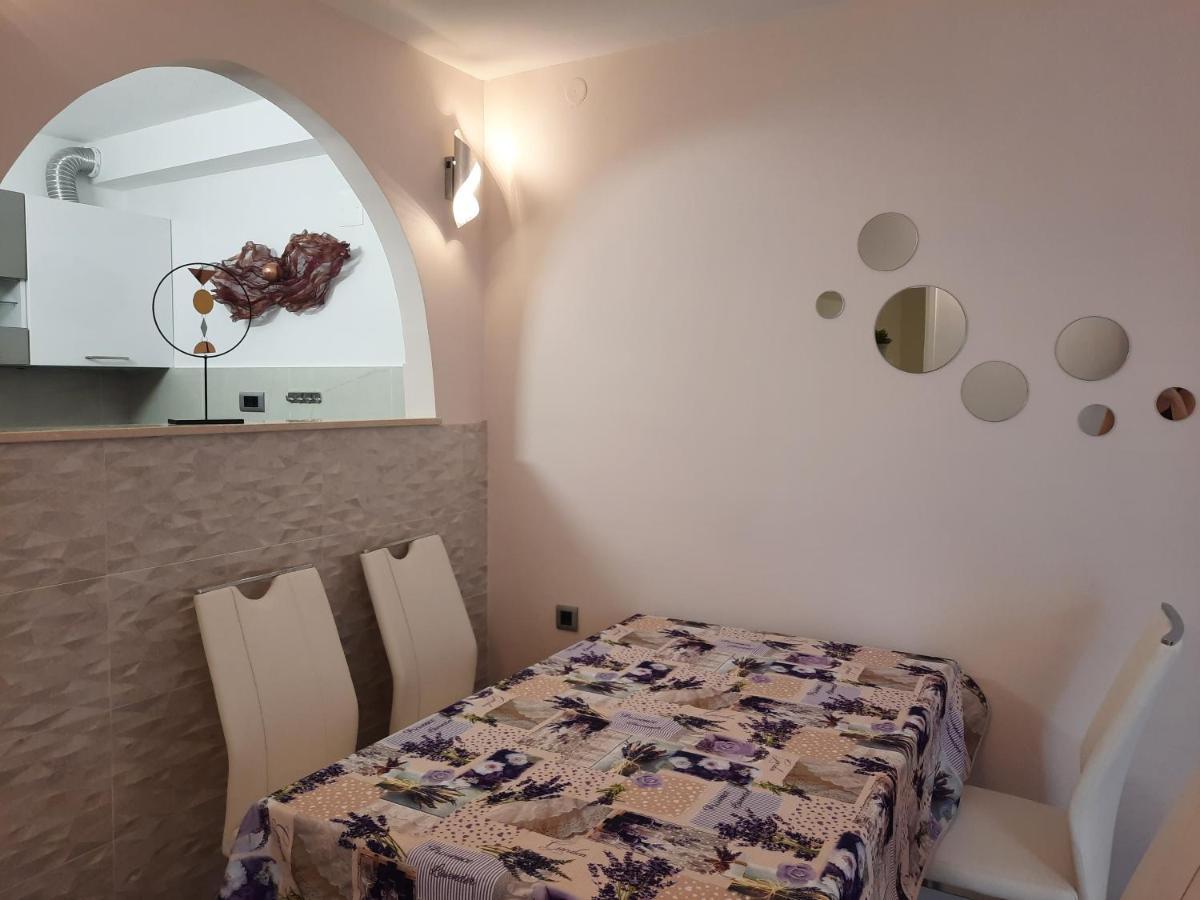 Split Symphony Garden: Modern, New Apartment Bagian luar foto