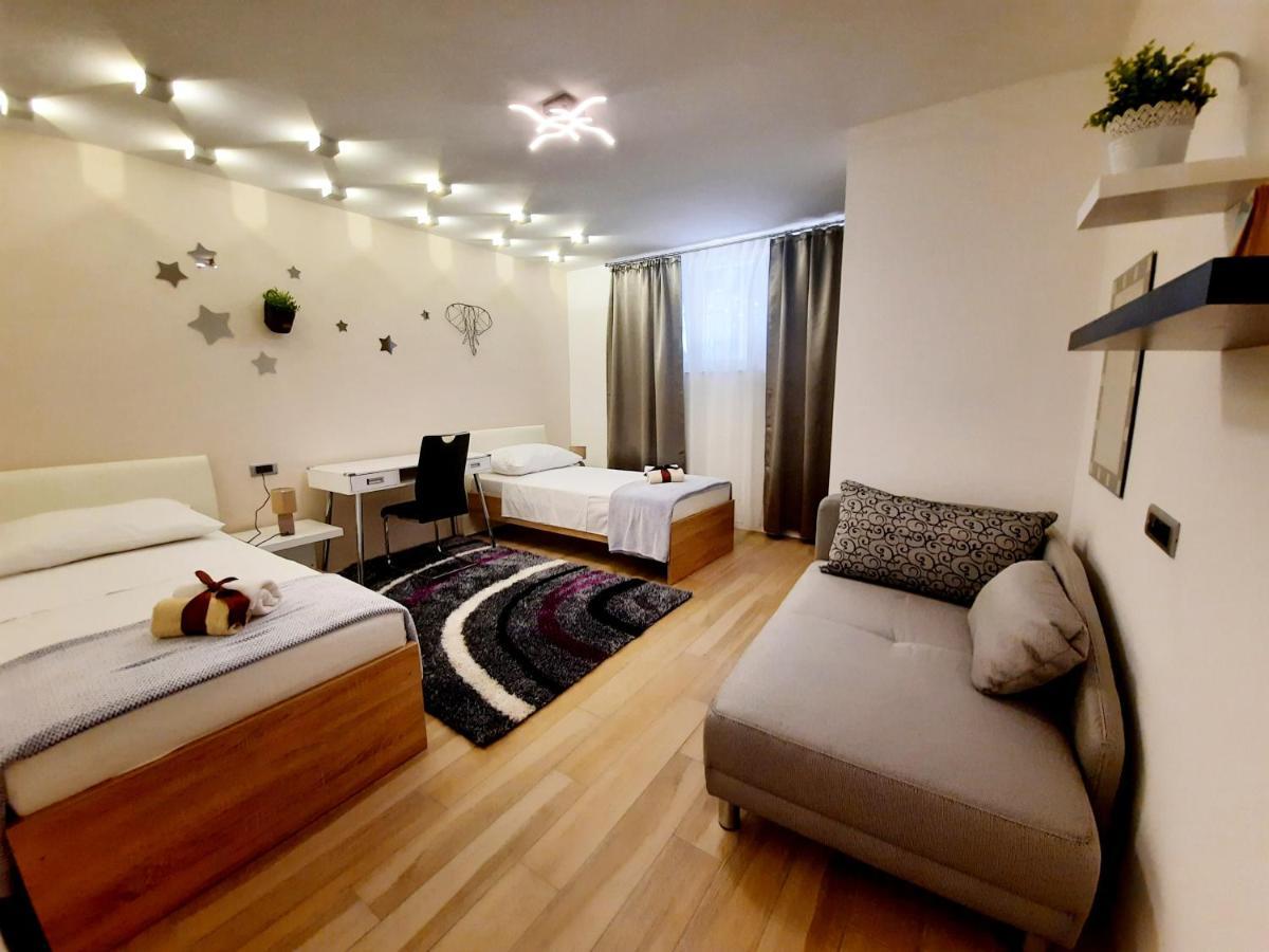 Split Symphony Garden: Modern, New Apartment Bagian luar foto