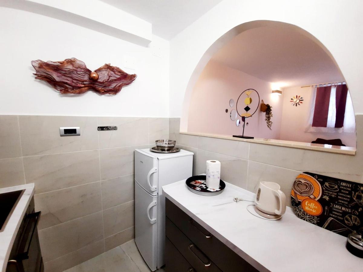 Split Symphony Garden: Modern, New Apartment Bagian luar foto