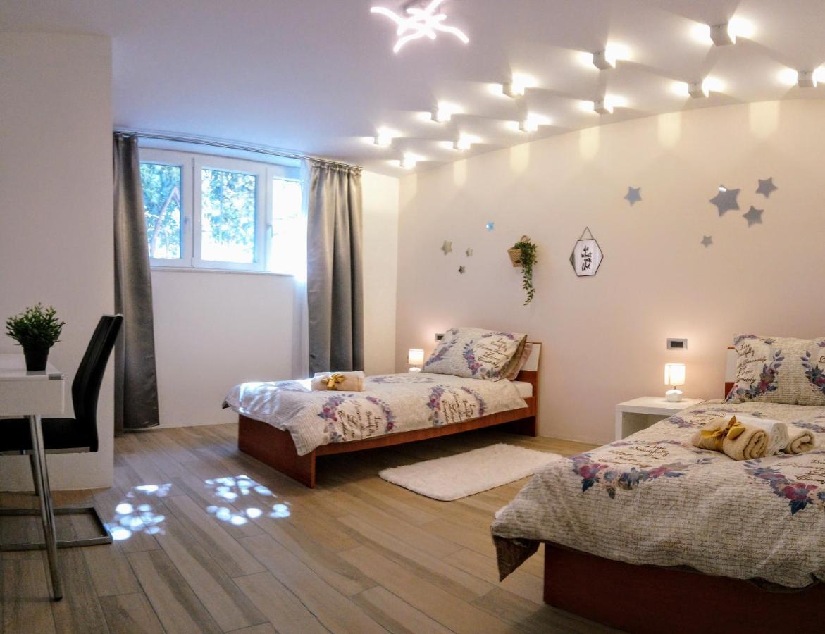Split Symphony Garden: Modern, New Apartment Bagian luar foto