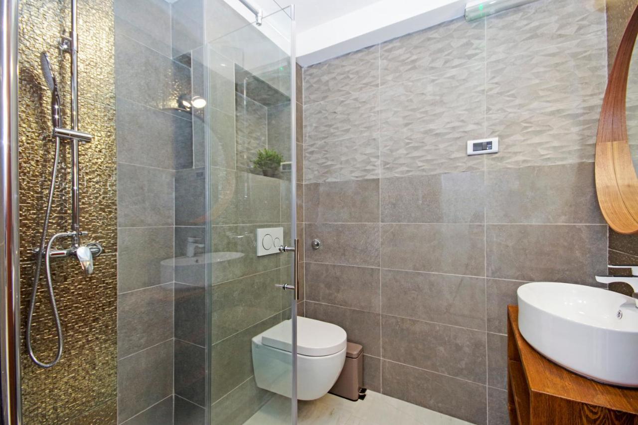 Split Symphony Garden: Modern, New Apartment Bagian luar foto