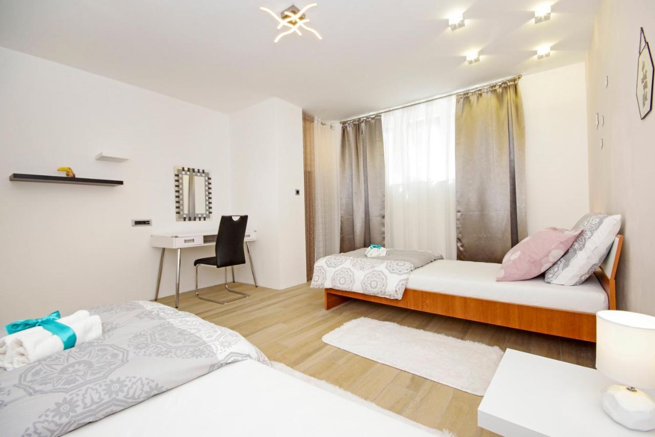 Split Symphony Garden: Modern, New Apartment Bagian luar foto