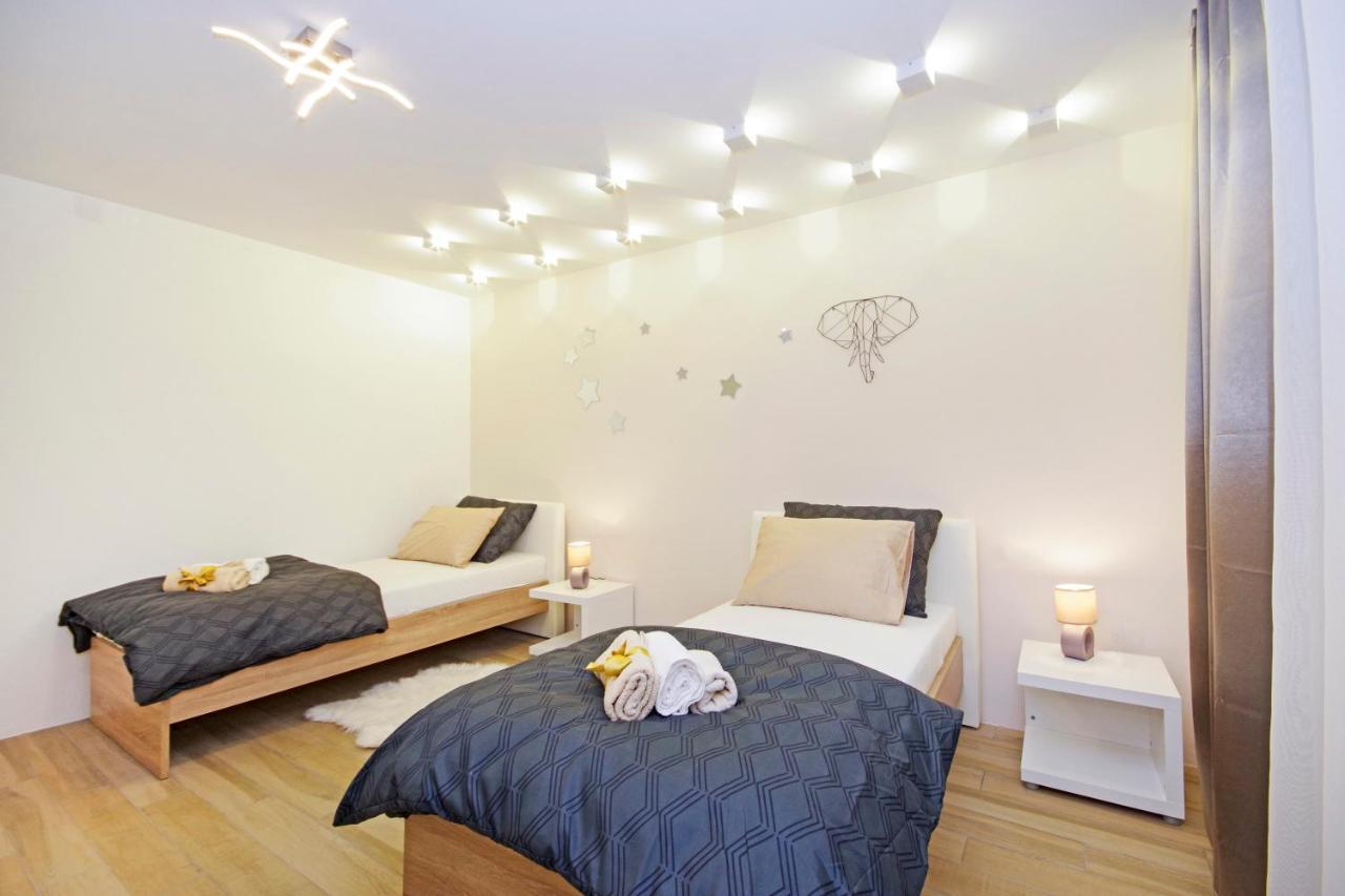 Split Symphony Garden: Modern, New Apartment Bagian luar foto