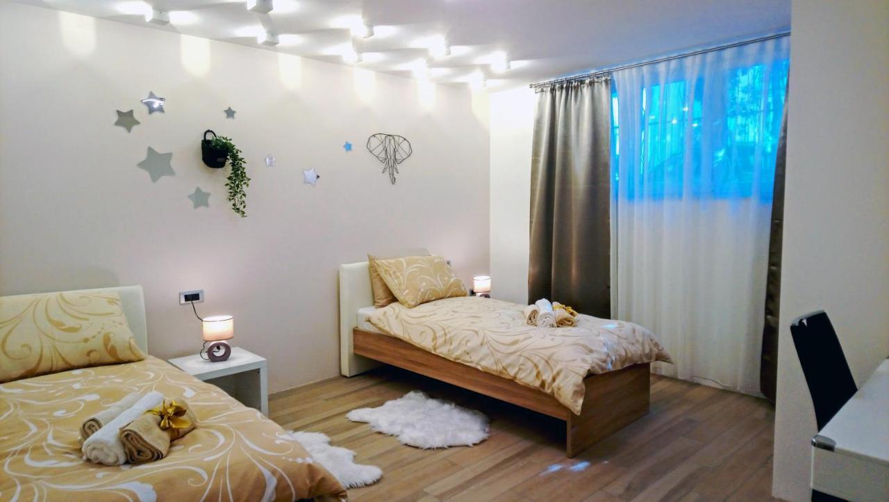 Split Symphony Garden: Modern, New Apartment Bagian luar foto