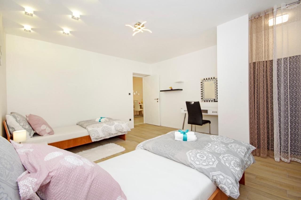 Split Symphony Garden: Modern, New Apartment Bagian luar foto