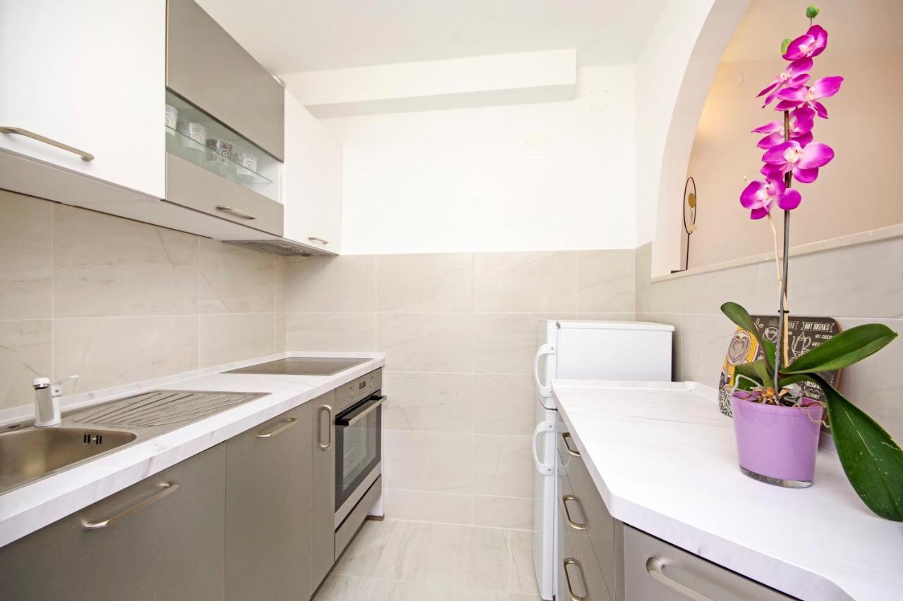 Split Symphony Garden: Modern, New Apartment Bagian luar foto