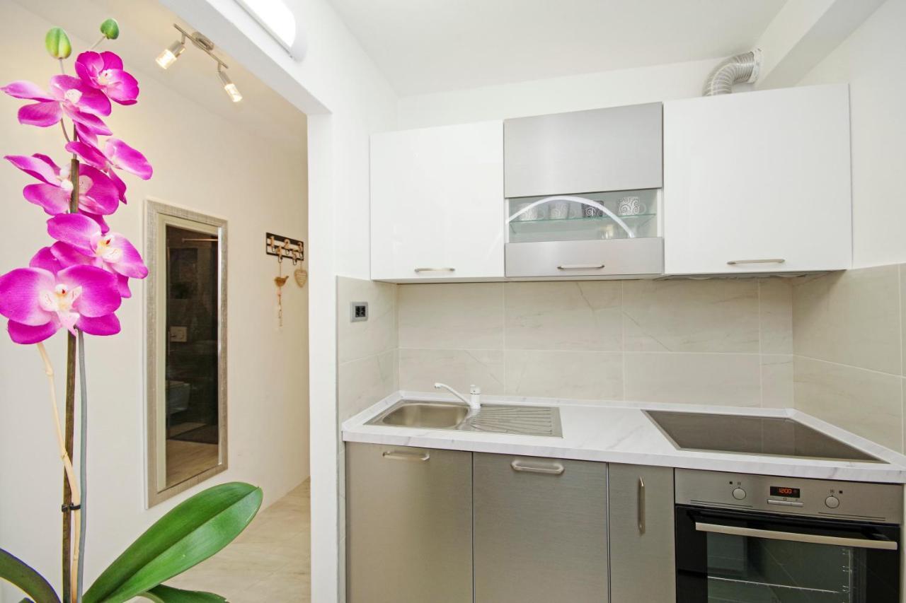 Split Symphony Garden: Modern, New Apartment Bagian luar foto