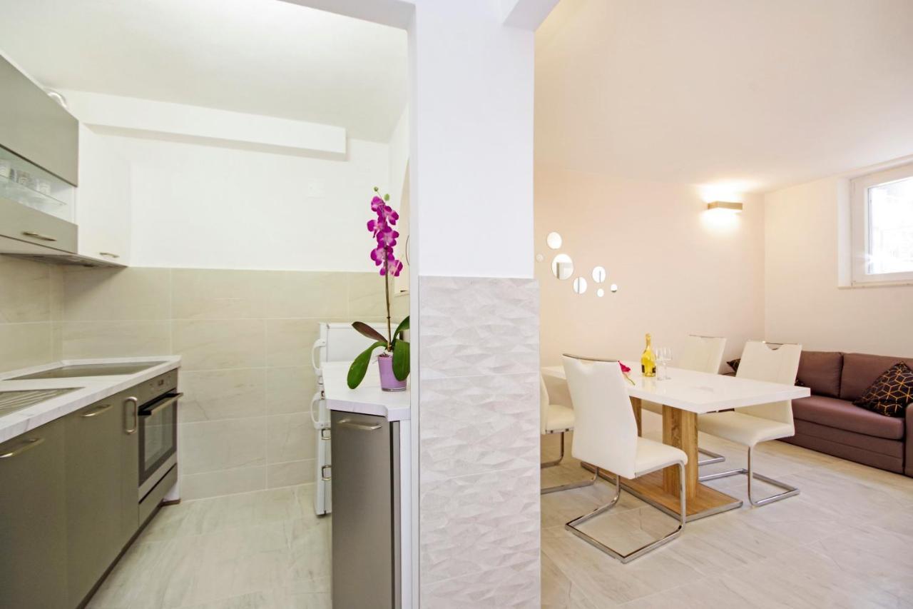 Split Symphony Garden: Modern, New Apartment Bagian luar foto