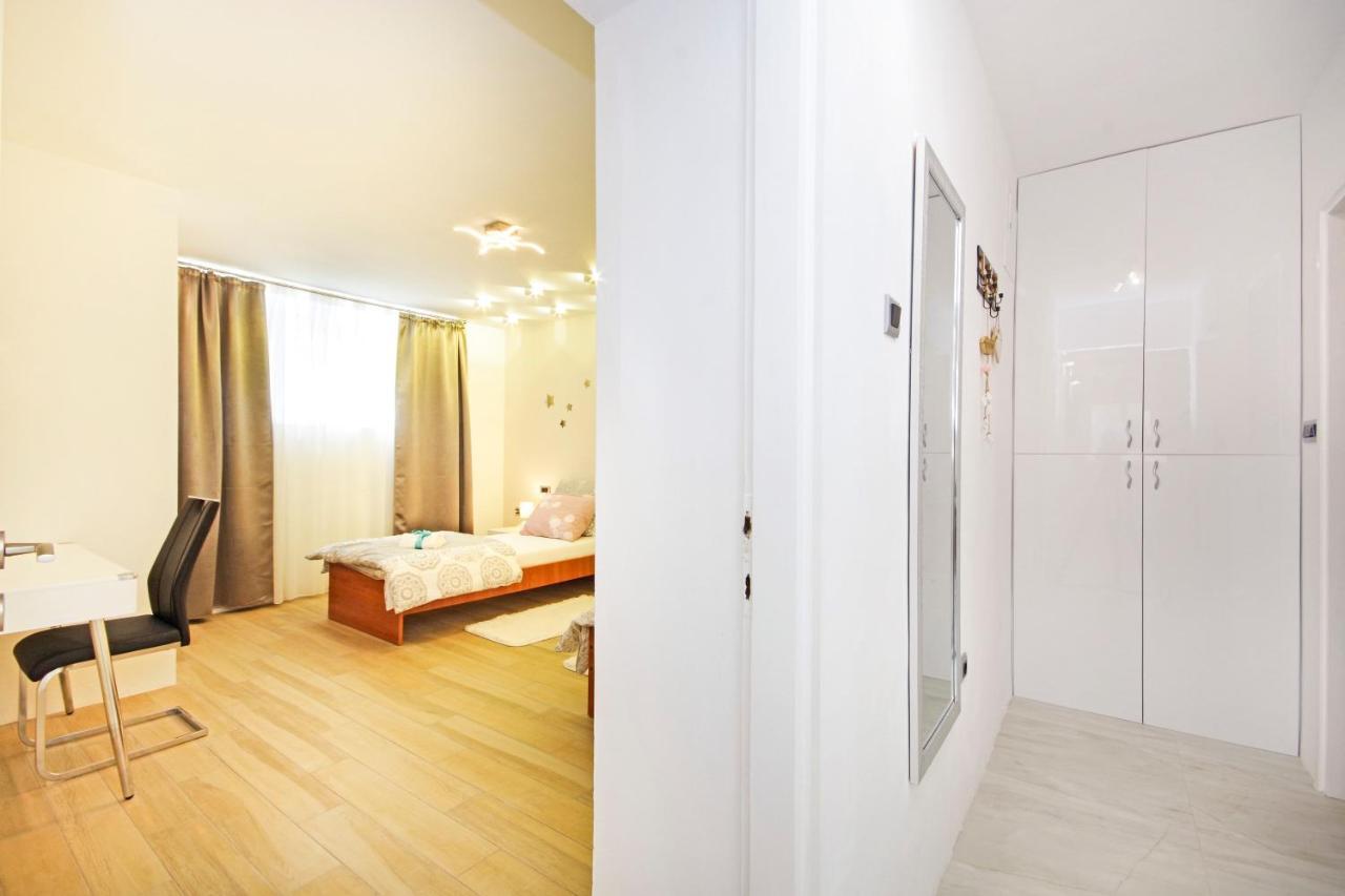 Split Symphony Garden: Modern, New Apartment Bagian luar foto