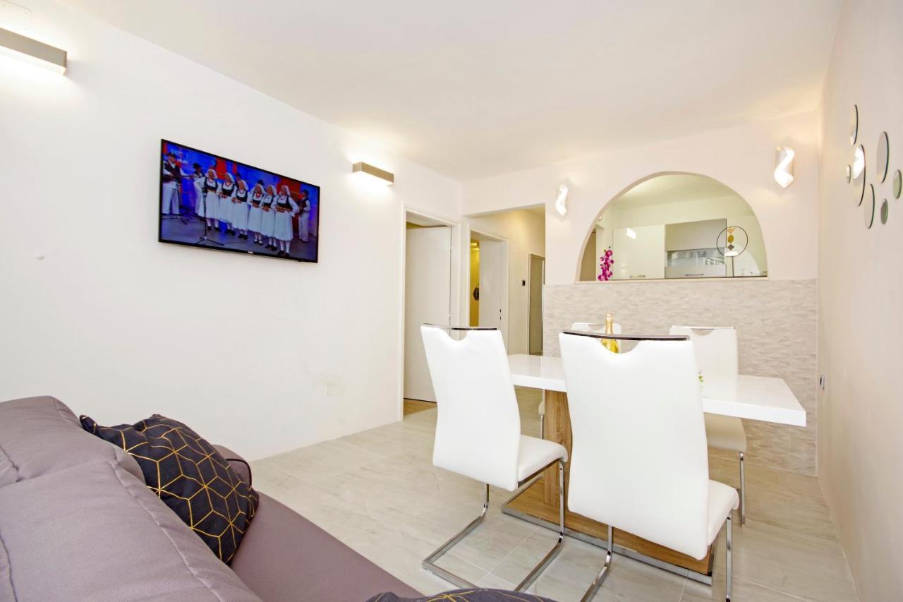 Split Symphony Garden: Modern, New Apartment Bagian luar foto